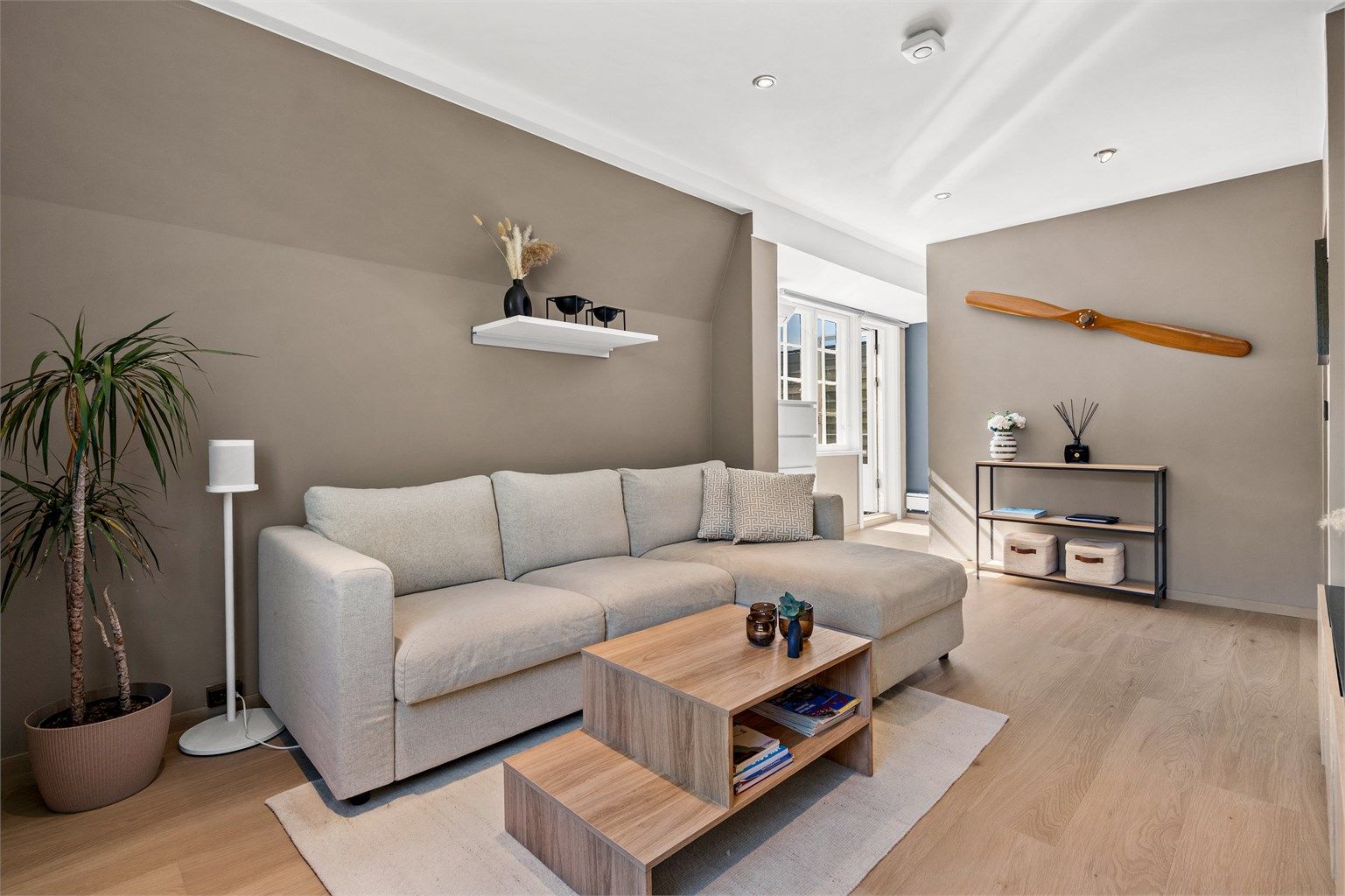 Leiligheten har en gjennomgående god standard med listefritt i de fleste rom og innfelte downlights.