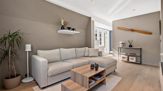 Leiligheten har en gjennomgående god standard med listefritt i de fleste rom og innfelte downlights.