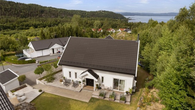 Eiendommen ligger usjenert til innerst i en blindvei