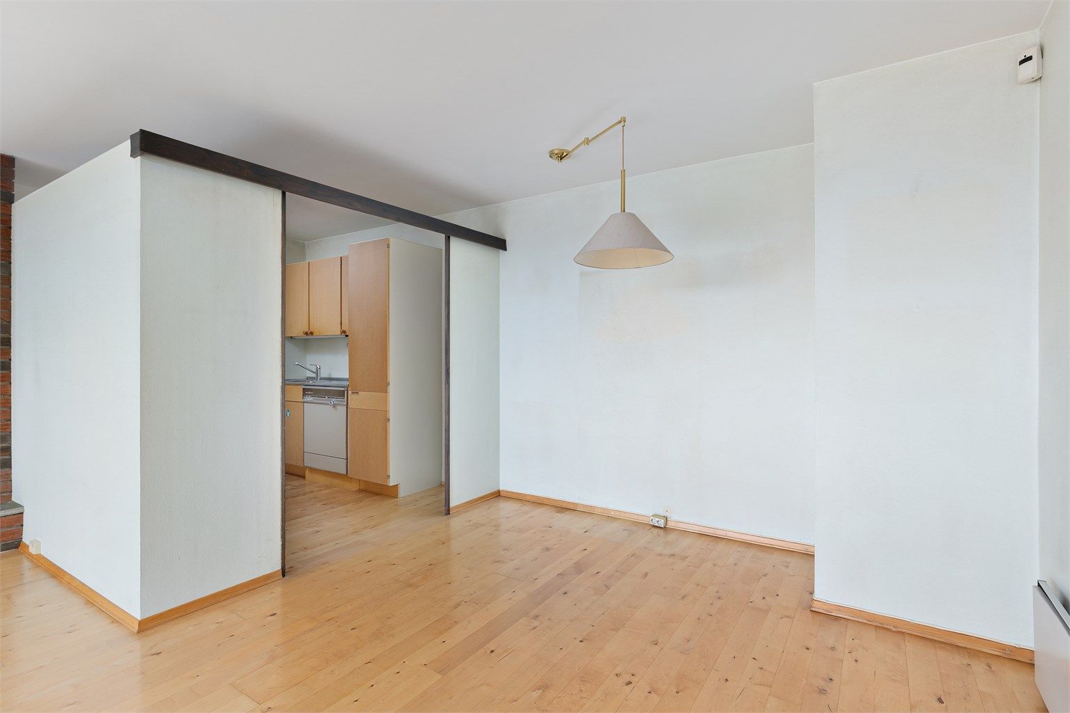 Kjøkkenet er i dag adskilt fra stuen, men det er mulig å åpne opp for å skape en mer sosial løsning mellom stue og kjøkken