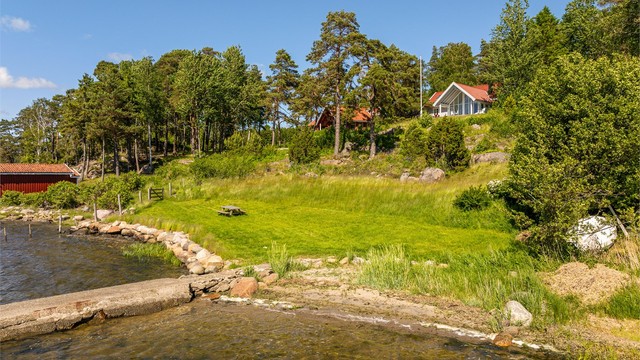 Del av stranden sør for bryggen inngår på fellesarealet, frem til tomtegrensen som er omtrentlig markert med rundsteiner.