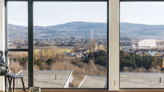 Boligen ligger høyt i terrenget, dette gir en utrolig fin utsikt over Skien.