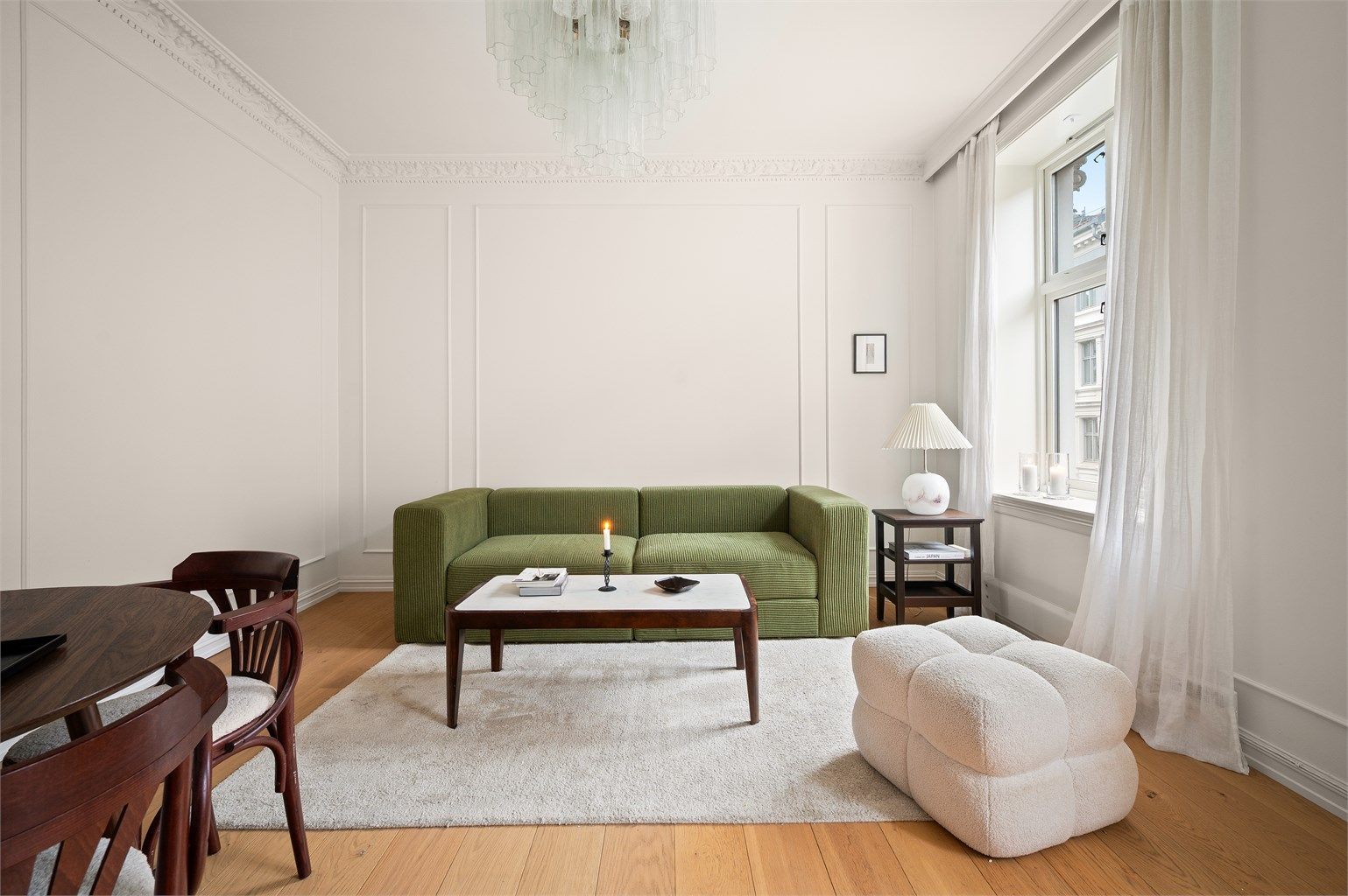 Fantastisk takhøyde på rett under 3 meter! Det er god plass til en sofa- og tv løsning i tillegg til spisebord.