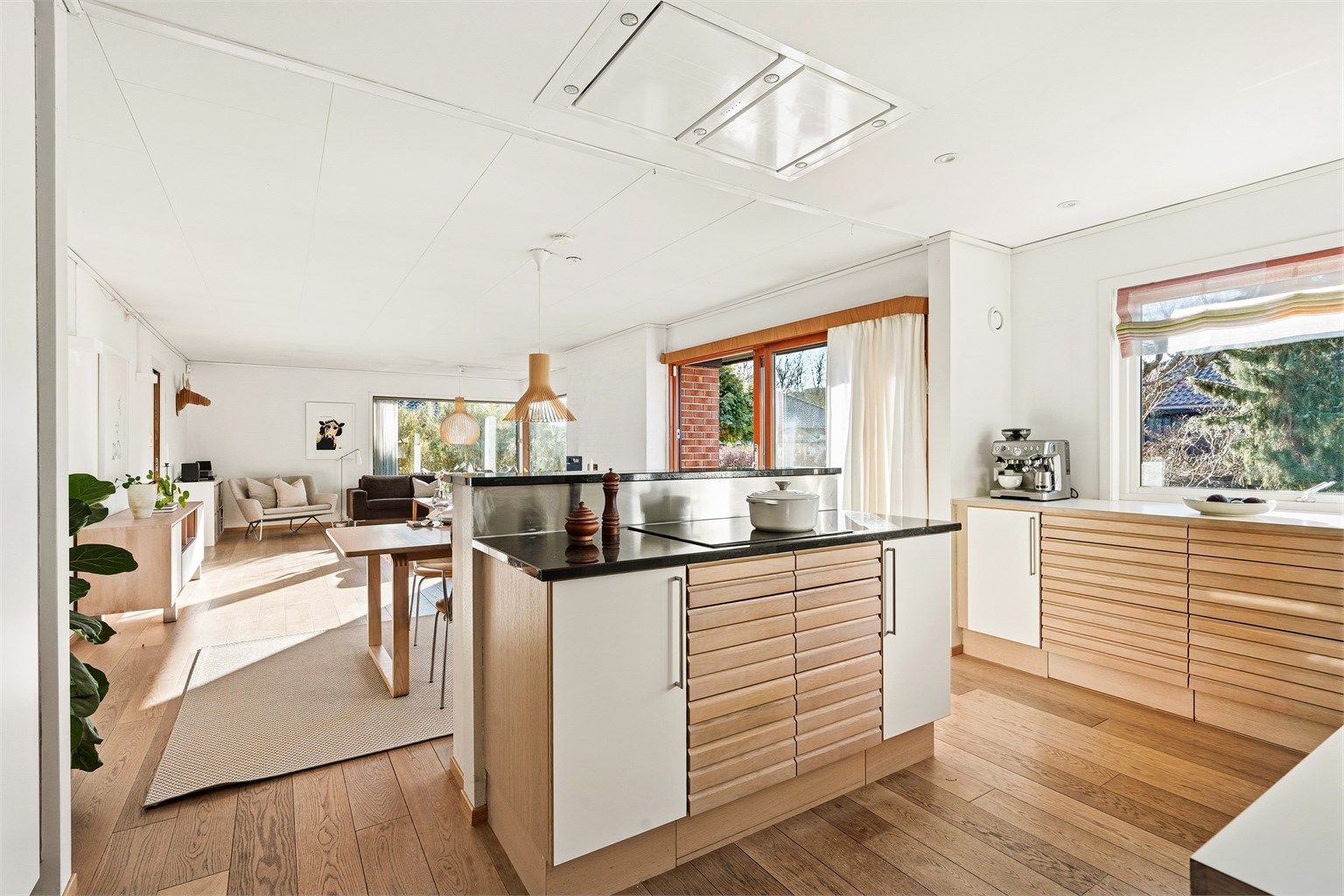 Praktisk kjøkkenøy som gir et naturlig skille mellom stue og kjøkken.