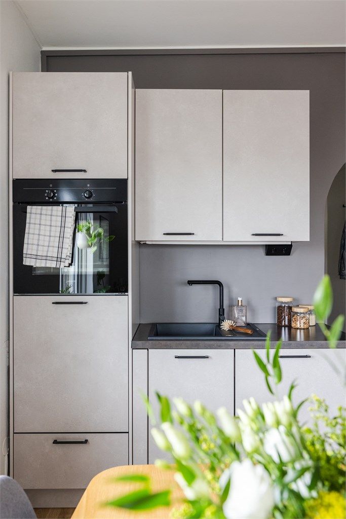 Kjøkkenet er fra KEO og ble byttet i 2024. Innredningen består av glatte fronter og laminat benkeplate med nedfelt vaskekum. 