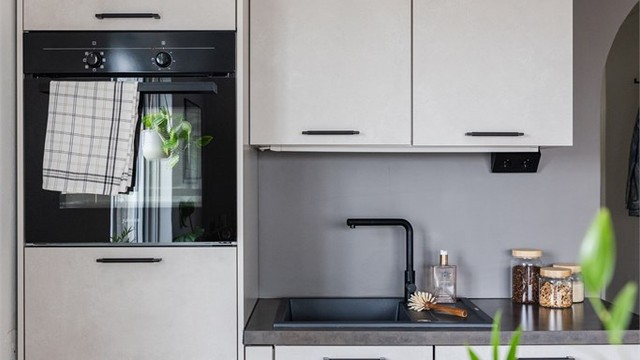 Kjøkkenet er fra KEO og ble byttet i 2024. Innredningen består av glatte fronter og laminat benkeplate med nedfelt vaskekum.