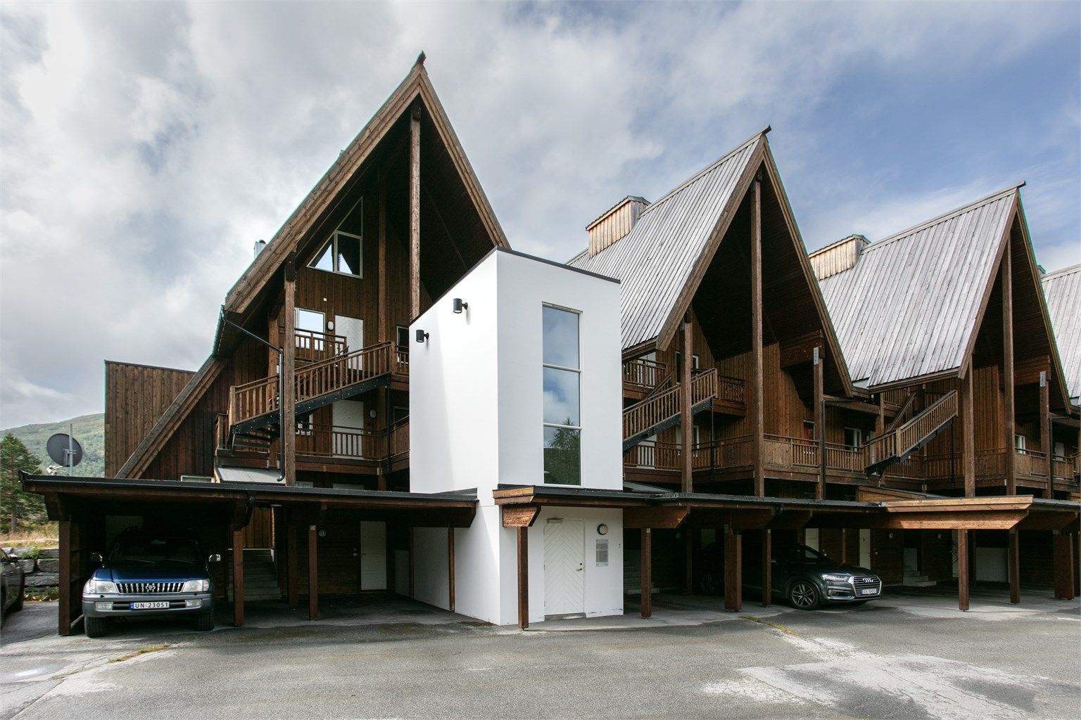 Leiligheten disponerer fast parkeringsplass i carport med tilhørende utebod.