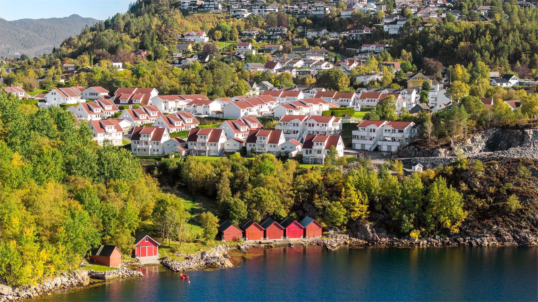 Idylliske sjøboder langs vannkanten like nedenfor boligområdet.