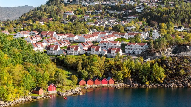 Idylliske sjøboder langs vannkanten like nedenfor boligområdet.