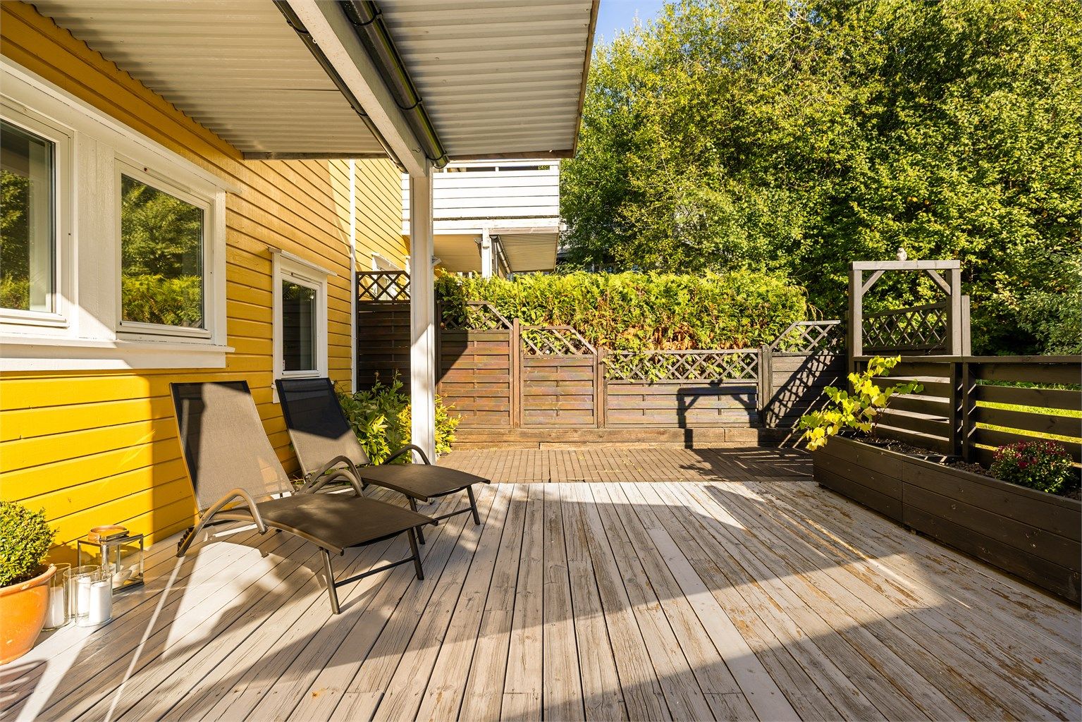Solrik og overbygd utvendig terrasse. Skjermet uteområde, og hyggelig utsyn mot grøntarealer.