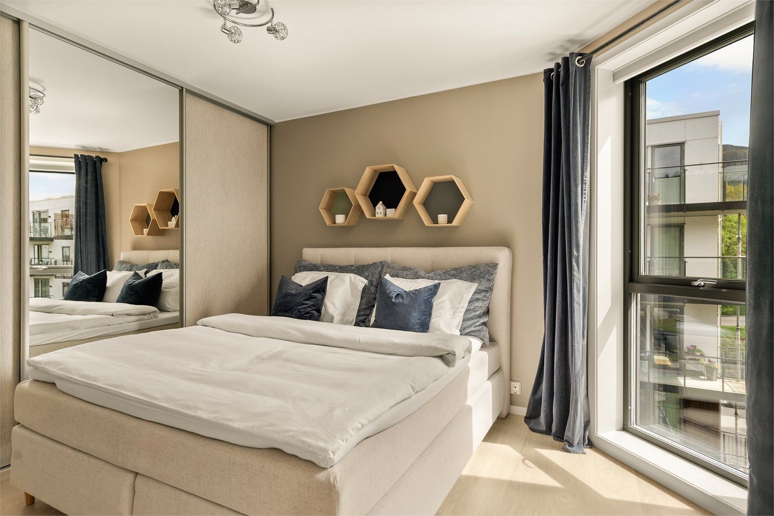 - Leilighetens hovedsoverom er innredet med en stor garderobe -