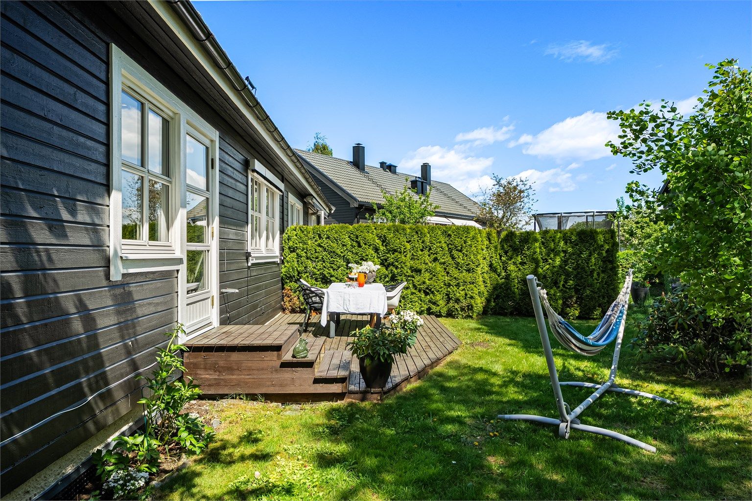 Terrasse på 15 kvm, hagen har god plass til lek og moro