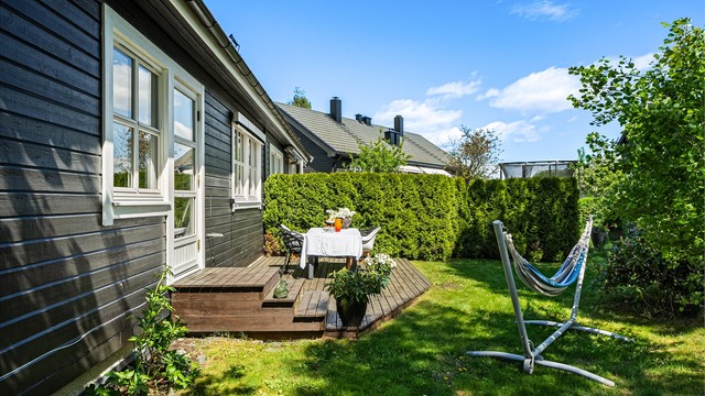 Terrasse på 15 kvm, hagen har god plass til lek og moro