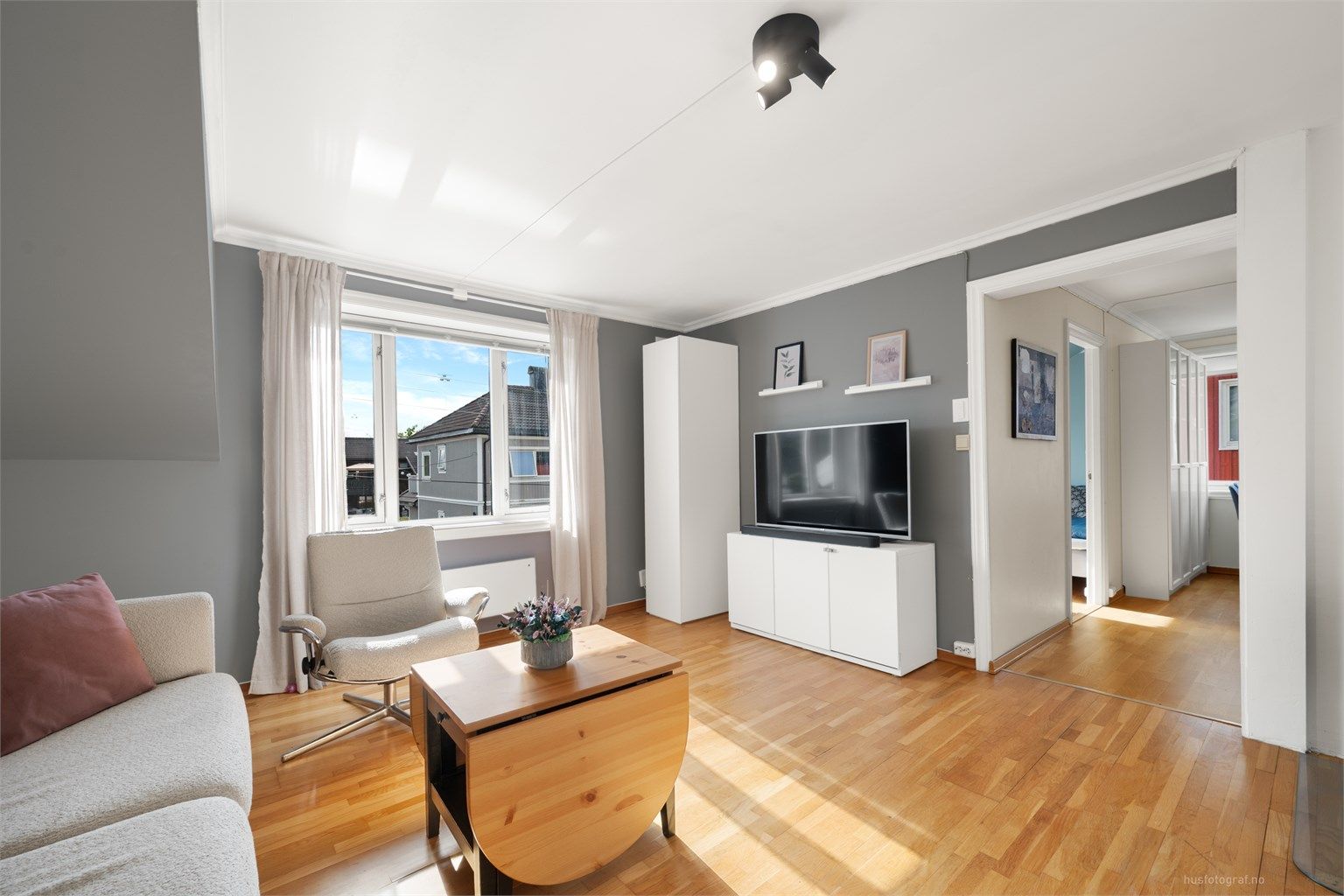 I stuen er det montert frittstående vedovn med glassplate på gulv (rehabilitert pipe i 2022). Foto: Haiman Askari/Knipzet AS