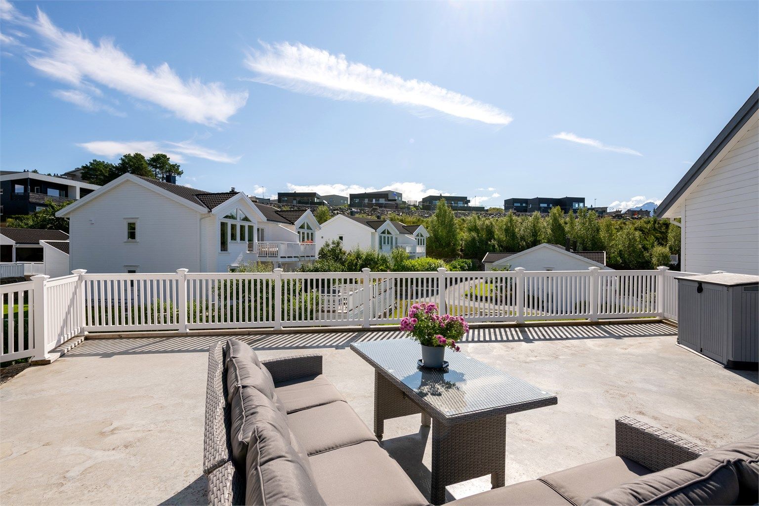 Takterrassen gir rikelig med boltreplass for store sittegrupper og sosiale sammenkomster.