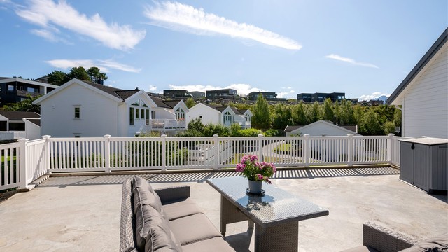 Takterrassen gir rikelig med boltreplass for store sittegrupper og sosiale sammenkomster.