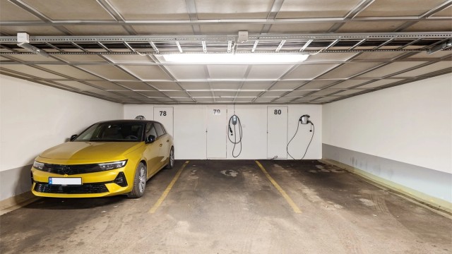 Iht. seksjoneringen medfølger én garasjeplass i felles garasjeanlegg. Garasjeplassen har installert elbil-lader