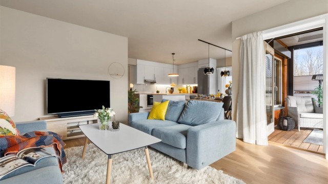 Fra stuen er det utgang til innglasset markterrasse.