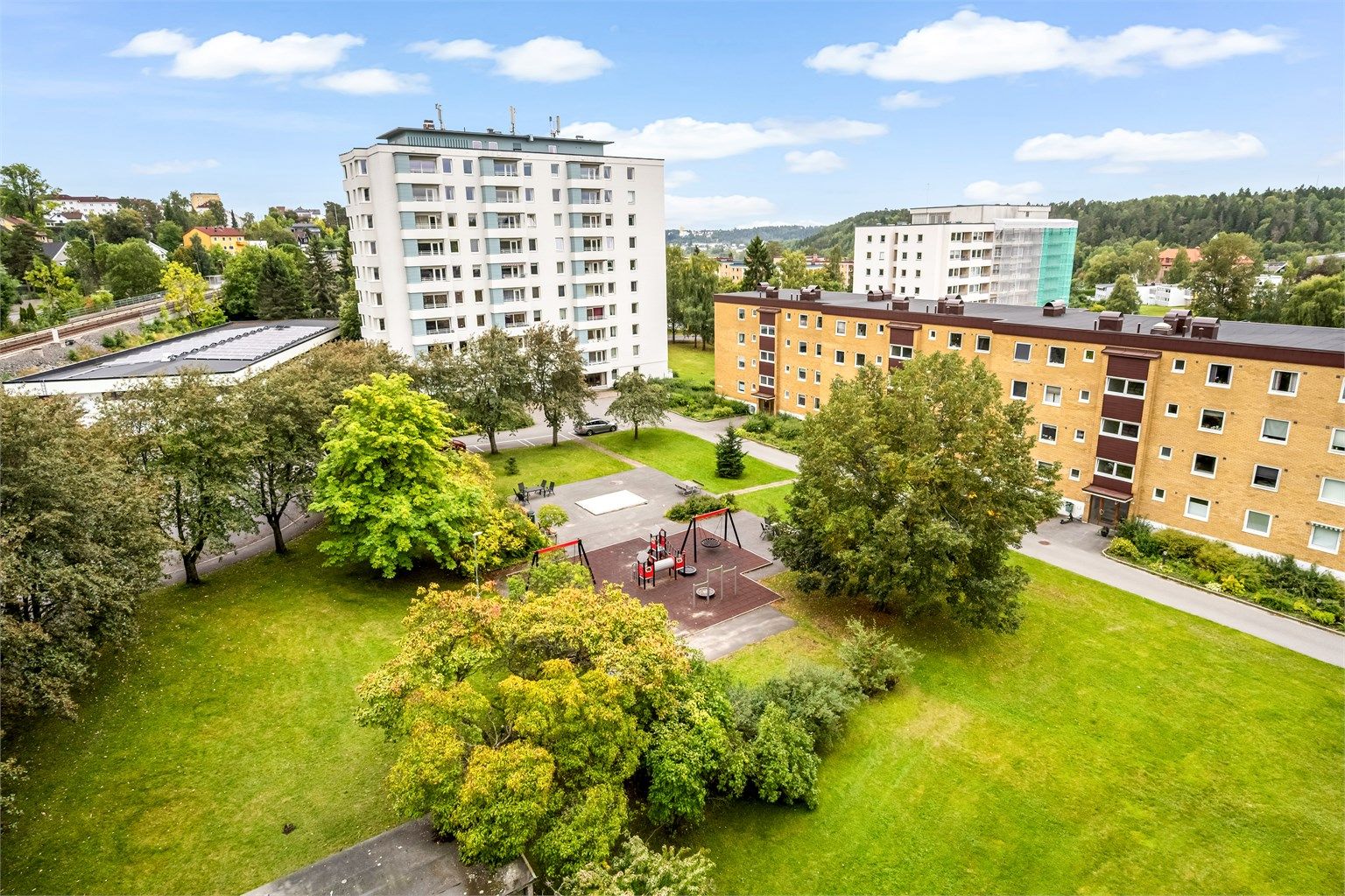 Flott utsyn mot grøntarealer og skogholt i horisonten.