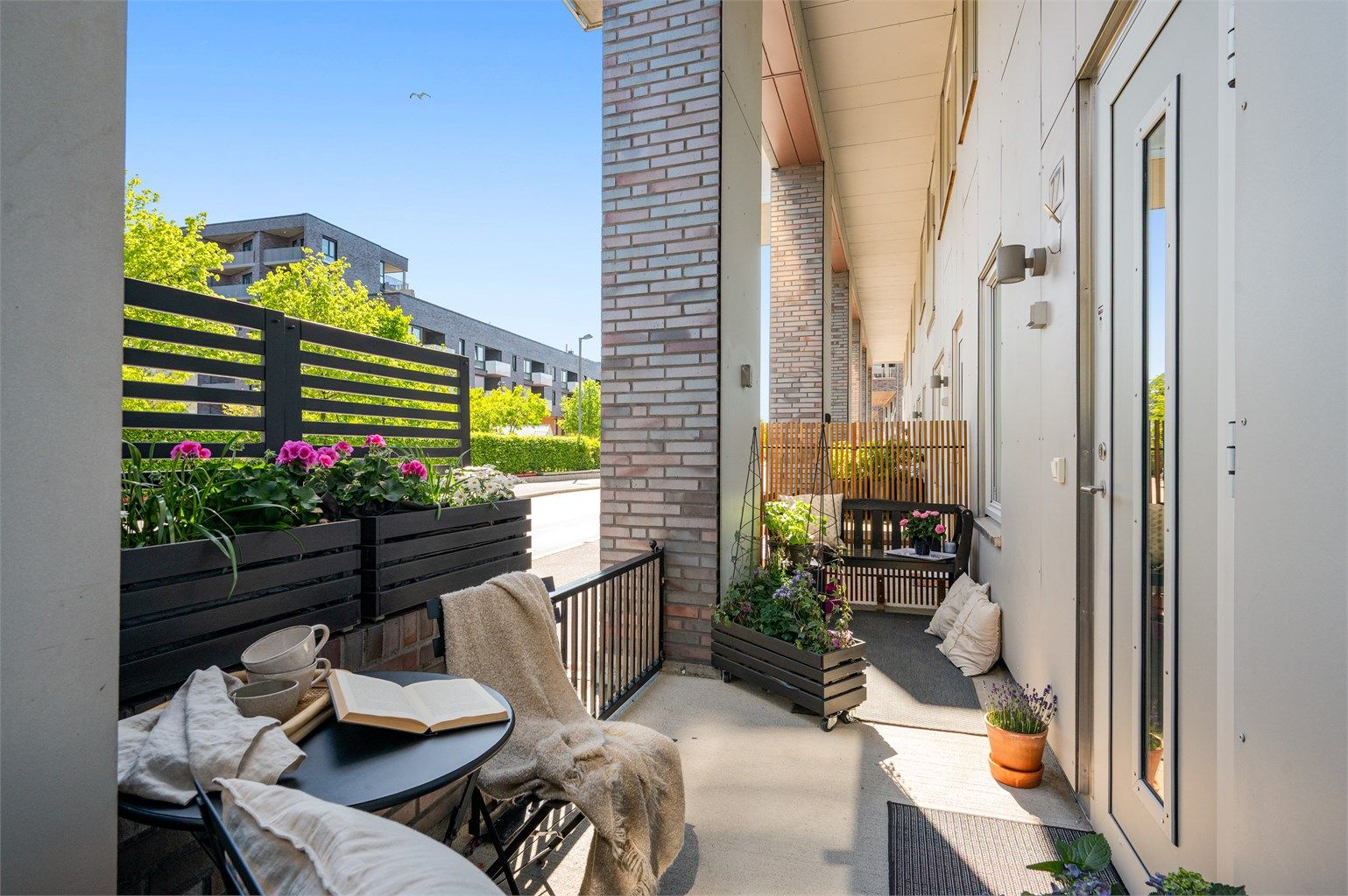 God plass til utemøblement for å skape et hyggelig og innbydende inngangsparti.