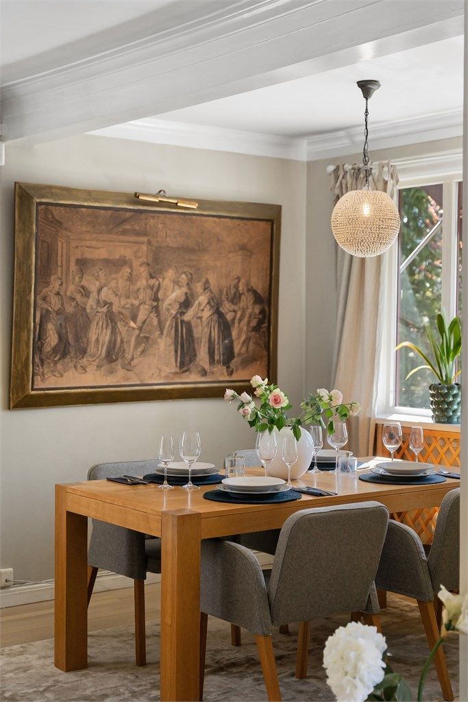 Spisestuen har god plass til et stort spisebord for sammenkomster med familie og venner.