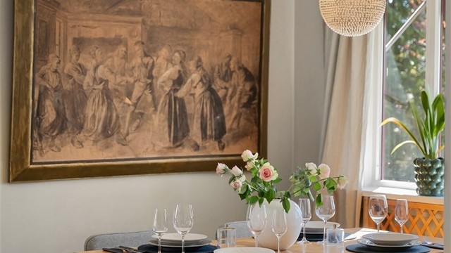 Spisestuen har god plass til et stort spisebord for sammenkomster med familie og venner.