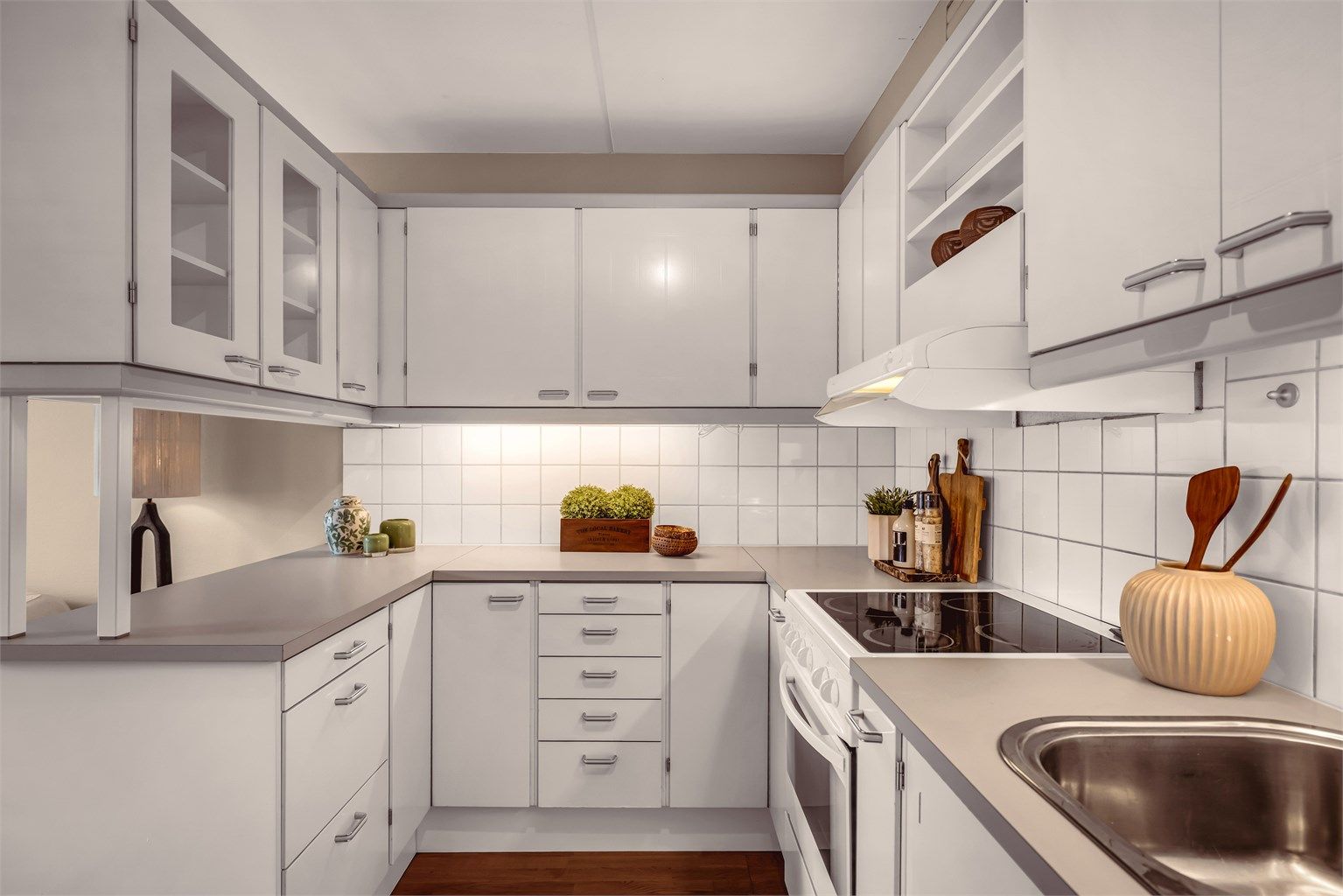 Kjøkkeninnredningen har glatte fronter og laminert benkeplate med rikelig oppbevaringsplass i både over- og underskap samt gode arbeidsflater for matlaging.