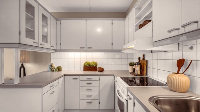 Kjøkkeninnredningen har glatte fronter og laminert benkeplate med rikelig oppbevaringsplass i både over- og underskap samt gode arbeidsflater for matlaging.