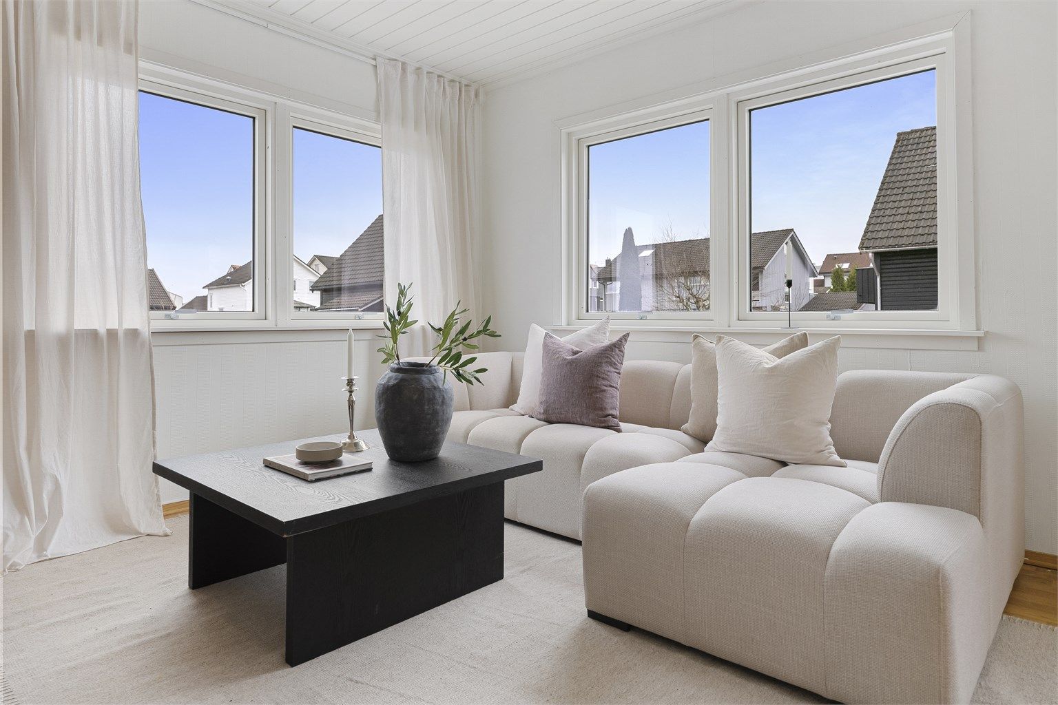 Store vindusflater gir rikelig med naturlig lys inn i oppholdsrommet.