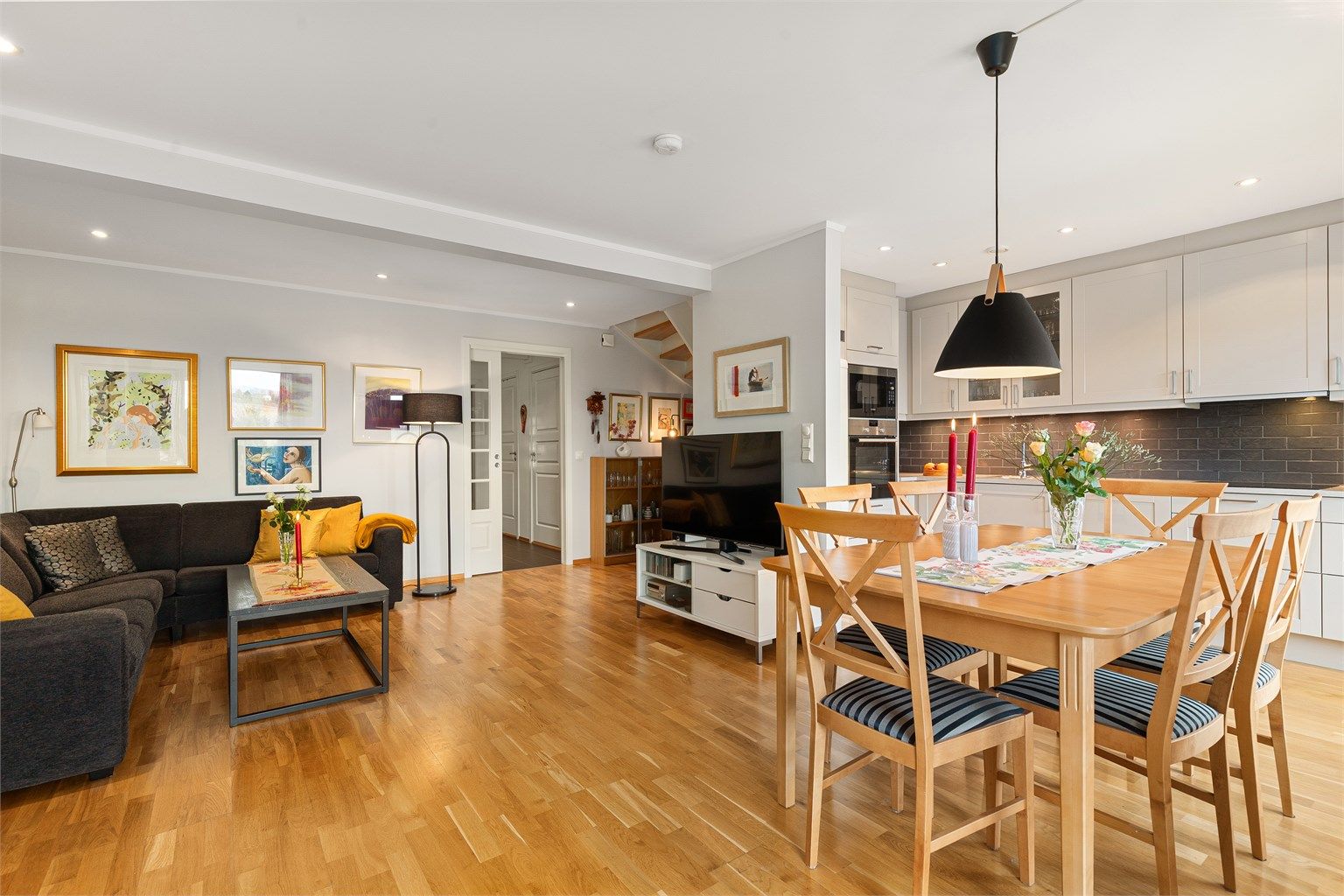 God plass til spisestue i tilknytning til kjøkkenet 