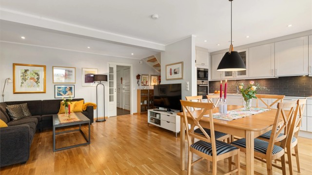 God plass til spisestue i tilknytning til kjøkkenet