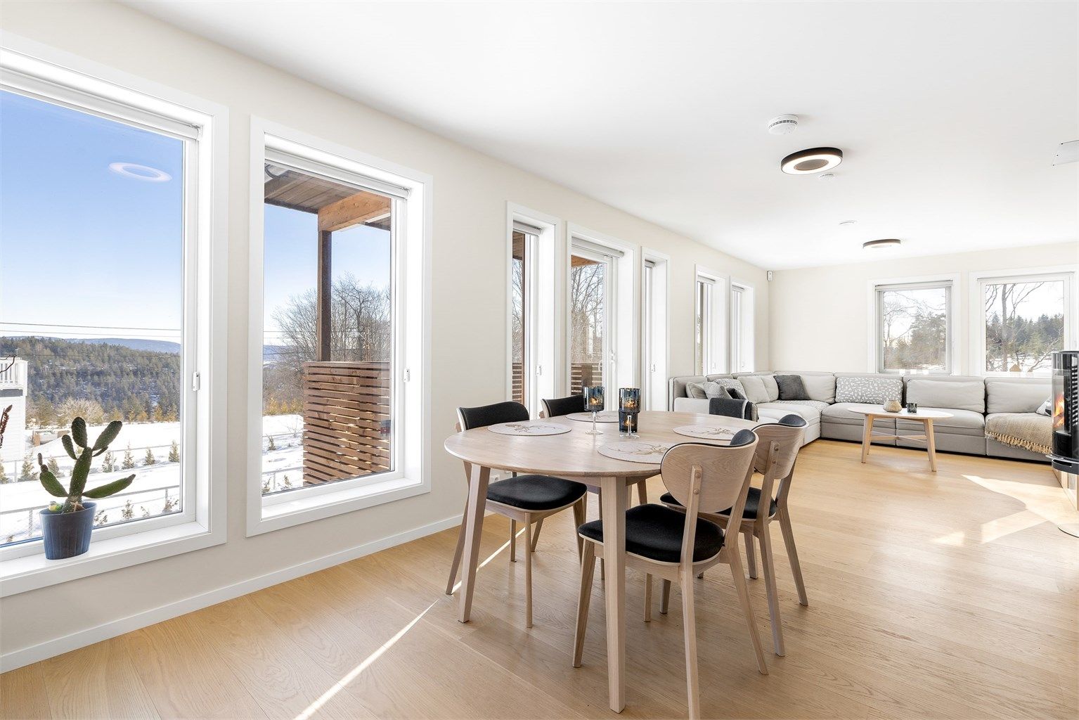 Gulvvarme i alle rom i 1 etg. og 2. etg (unntatt badstue, teknisk rom og bod)