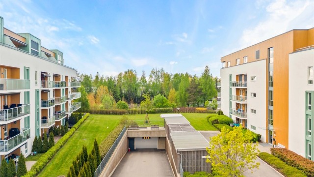 Fellesområdene er pent opparbeidet med plenarealer og beplantning, med nedkjøring til felles parkeringskjeller.