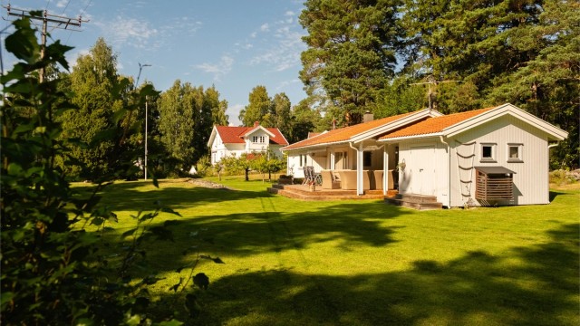 Hyttas opprinnelige del er fra 1965, men ble i 2009 oppgradert og tilbygget mot sør med blant annet nytt soverom og en stor utebod.