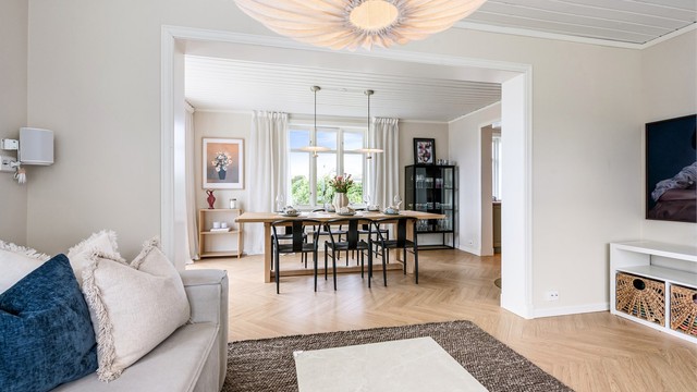 Åpenheten mellom rommene gir en god romfølelse og fleksible møbleringsmuligheter.