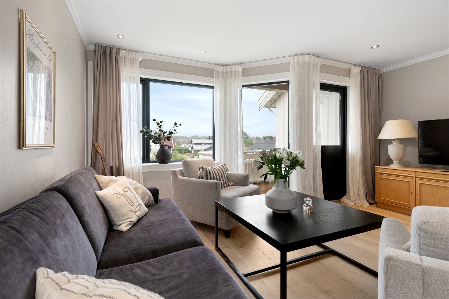 Lys og tiltalende stue med utgang til balkong