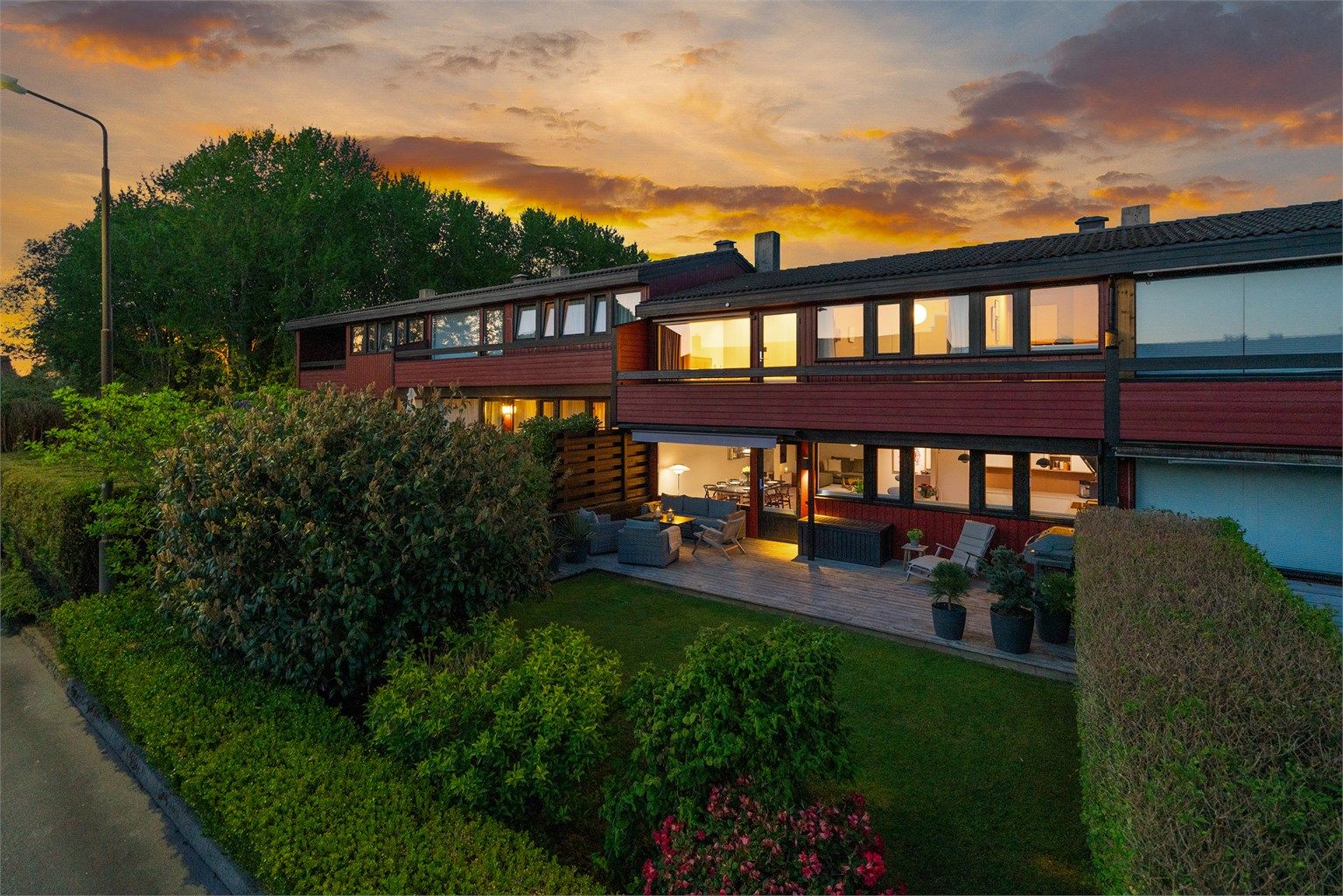 Velkommen til Stokkahagen 56, et meget flott oppusset og lekkert rekkehus, som holder en gjennomgående høy standard og har en attraktiv beliggenhet ved Stokkavannet. Her kan en flytte rett inn! 