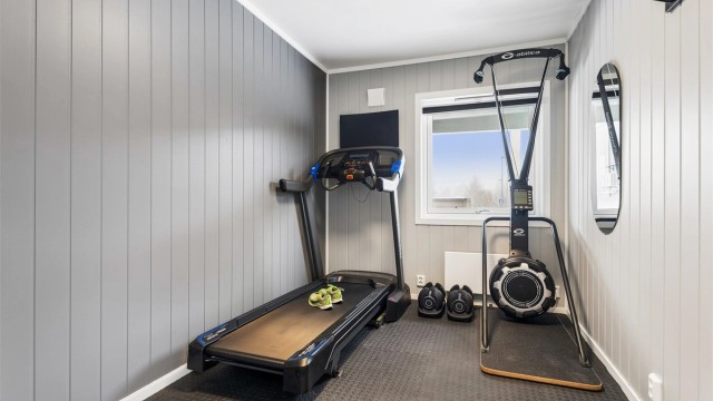 Det siste soverommet er i dag innredet som treningsrom.