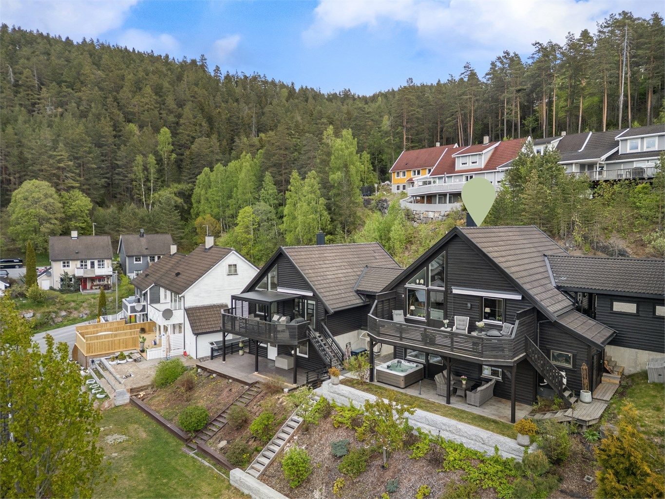 Boligen ligger høyt og fritt i terrenget med nærhet til flotte tur- og rekreasjonsområder.
