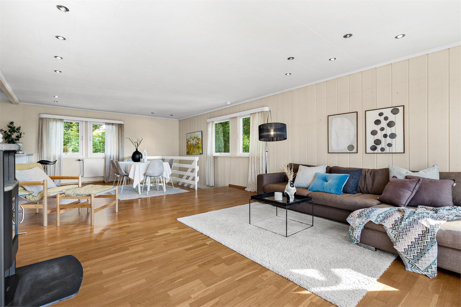 Her får du en innholdsrik halvpart vertikaldelt bolig over 2 etasjer med 3 soverom, vaskerom, stue, spisestue, entre, bad, toalettrom og kjøkken. Boligen ligger i et populært og barnevennlig område med nærhet til det aller meste.