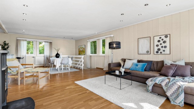 Her får du en innholdsrik halvpart vertikaldelt bolig over 2 etasjer med 3 soverom, vaskerom, stue, spisestue, entre, bad, toalettrom og kjøkken. Boligen ligger i et populært og barnevennlig område med nærhet til det aller meste.