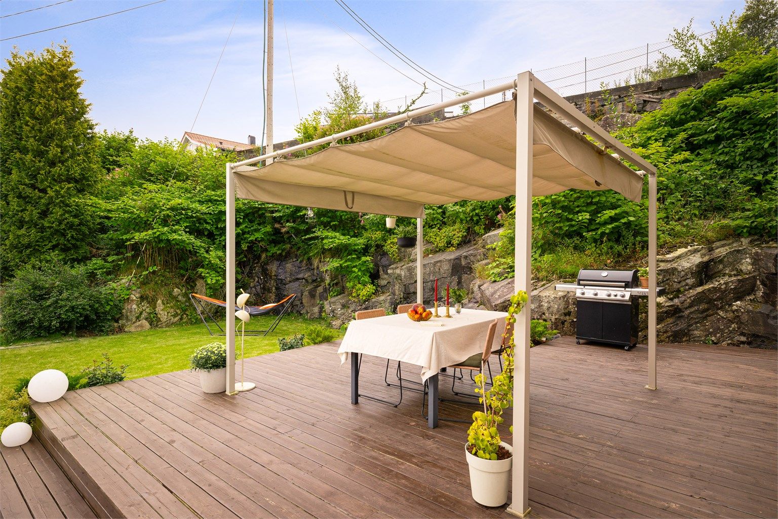 Hagen er pent opparbeidet med plen og terrasse på flere nivåer.