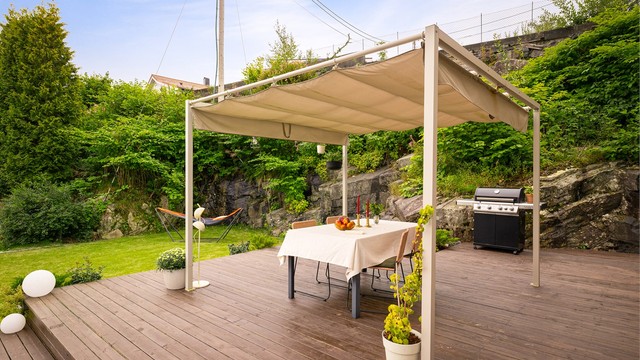 Hagen er pent opparbeidet med plen og terrasse på flere nivåer.