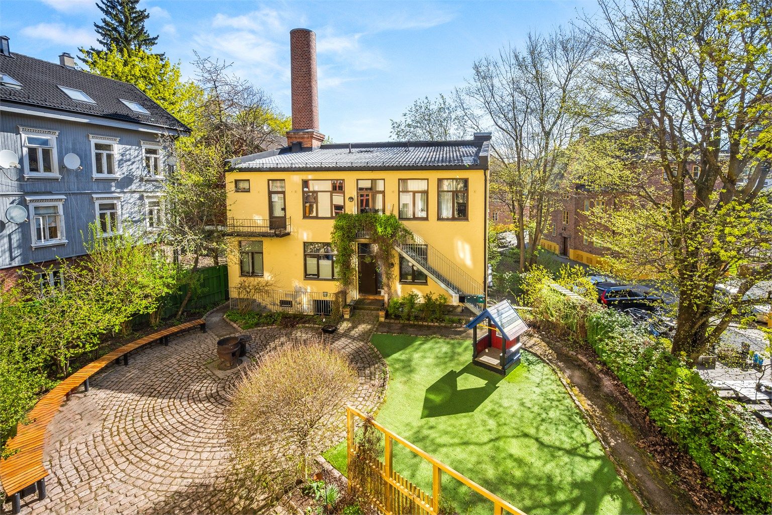 Sameiet har en hyggelig, felles bakgård med sittegrupper og lekeplass.