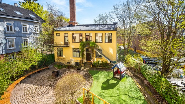Sameiet har en hyggelig, felles bakgård med sittegrupper og lekeplass.