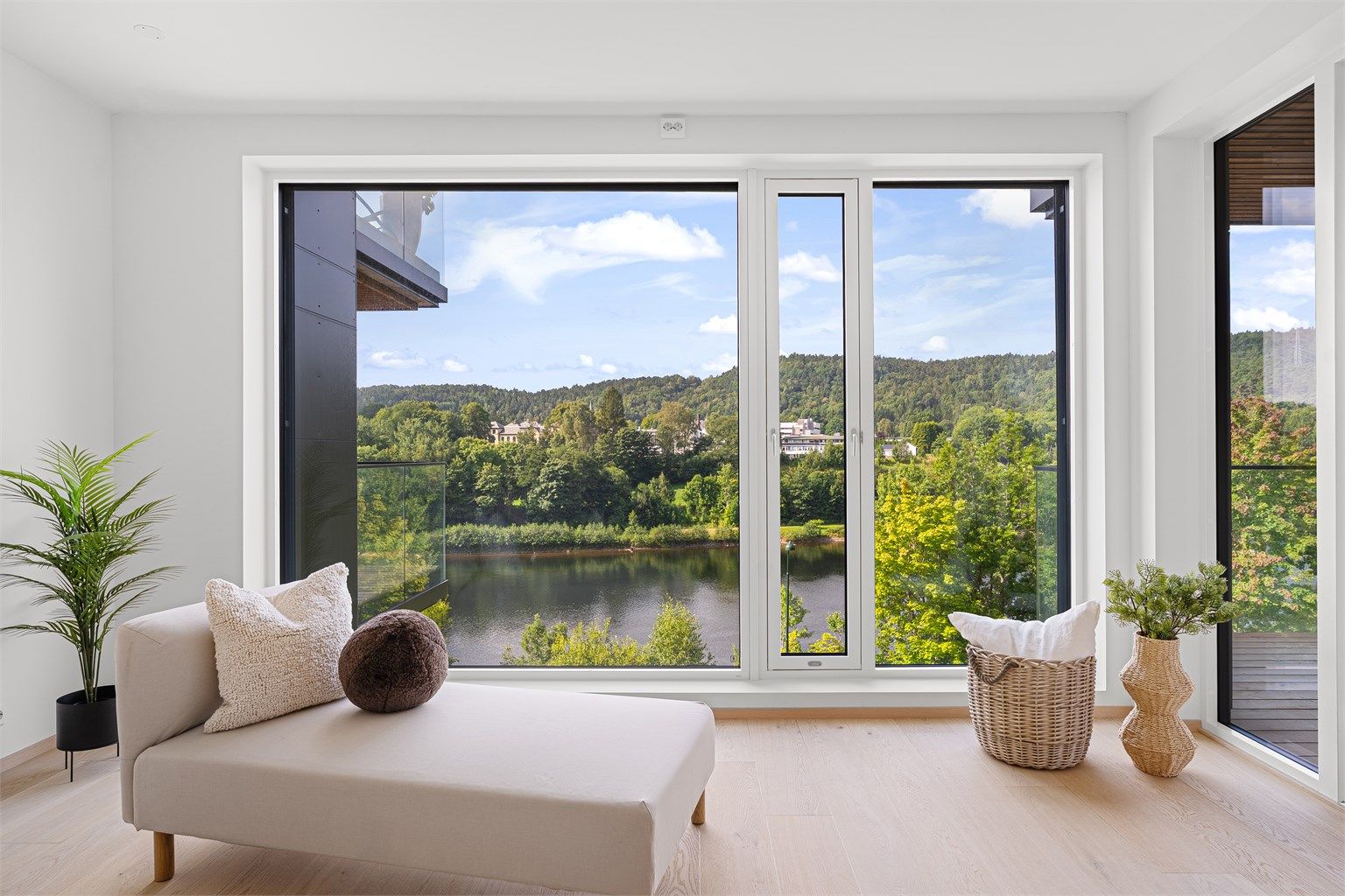 Det er utsikt fra både stuen/kjøkkenet, balkongen og soverommene! 