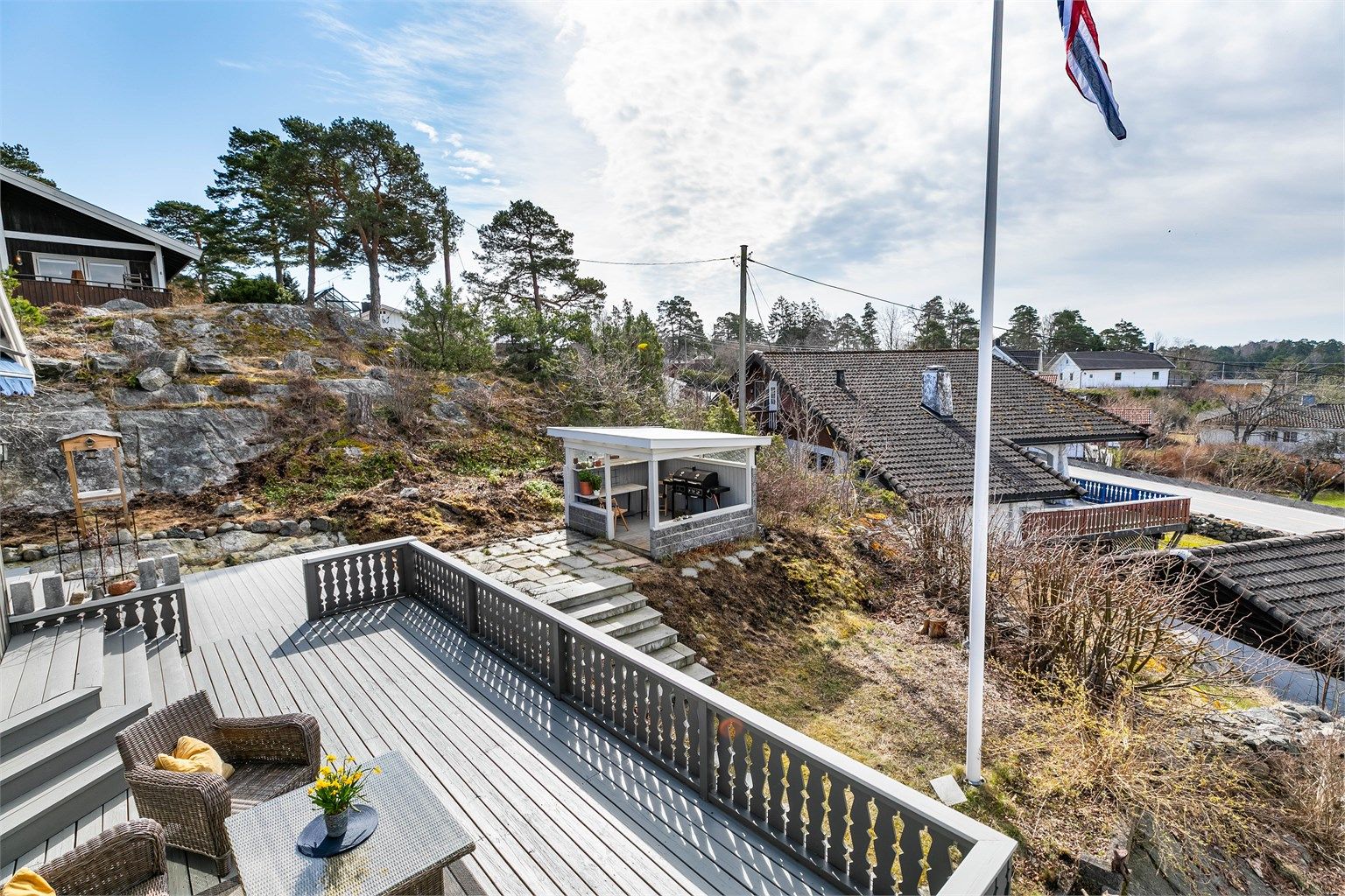 Pergolaen med tett tak fungerer som grillhytte. Det foreligger imidlertid ingen dokumentasjon på at denne er omsøkt eller godkjent.