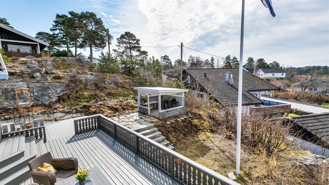 Pergolaen med tett tak fungerer som grillhytte. Det foreligger imidlertid ingen dokumentasjon på at denne er omsøkt eller godkjent.