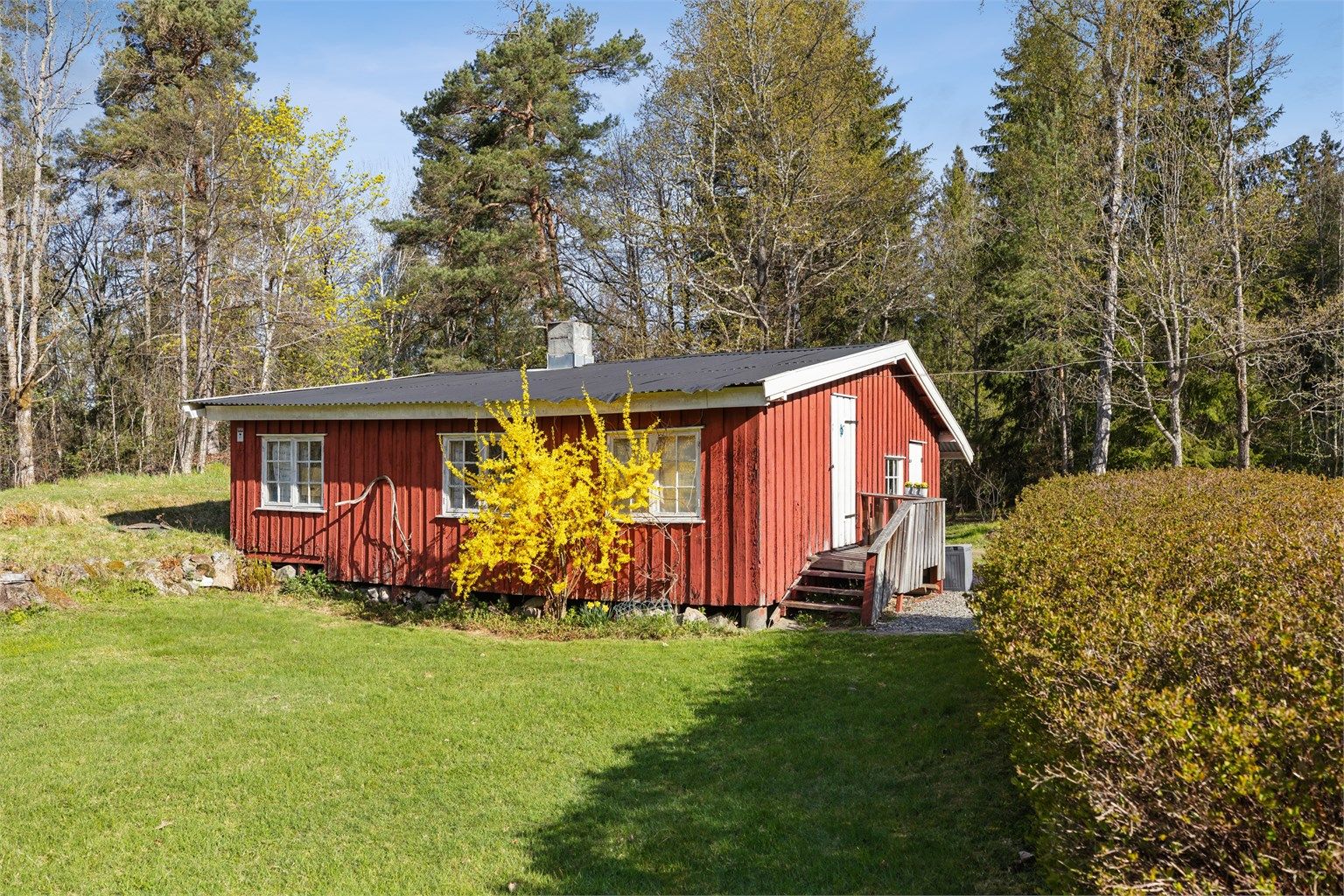 Uthuset er romslig og har tidligere fungert som anneks, og fremstår som en fleksibel bygning med mange bruksmuligheter.