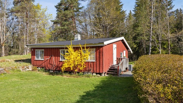 Uthuset er romslig og har tidligere fungert som anneks, og fremstår som en fleksibel bygning med mange bruksmuligheter.